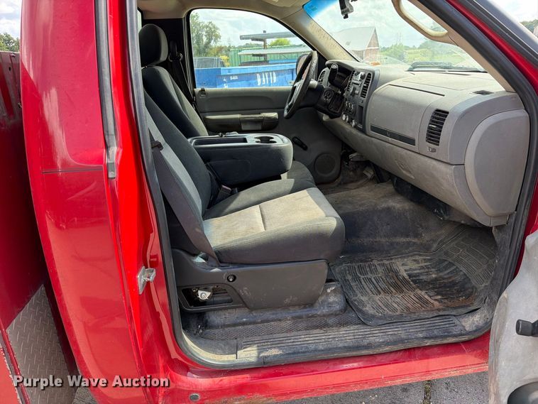 image for item DZ4828 2007 Chevrolet Silverado 2500HD utility bed pickup truck