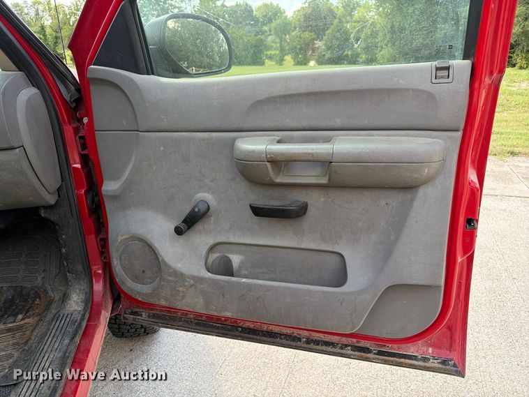 image for item DZ4828 2007 Chevrolet Silverado 2500HD utility bed pickup truck