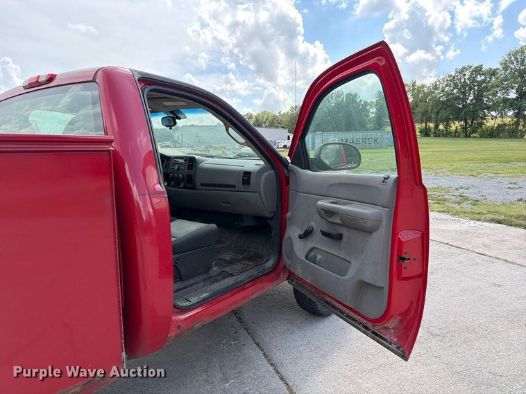 image for item DZ4828 2007 Chevrolet Silverado 2500HD utility bed pickup truck