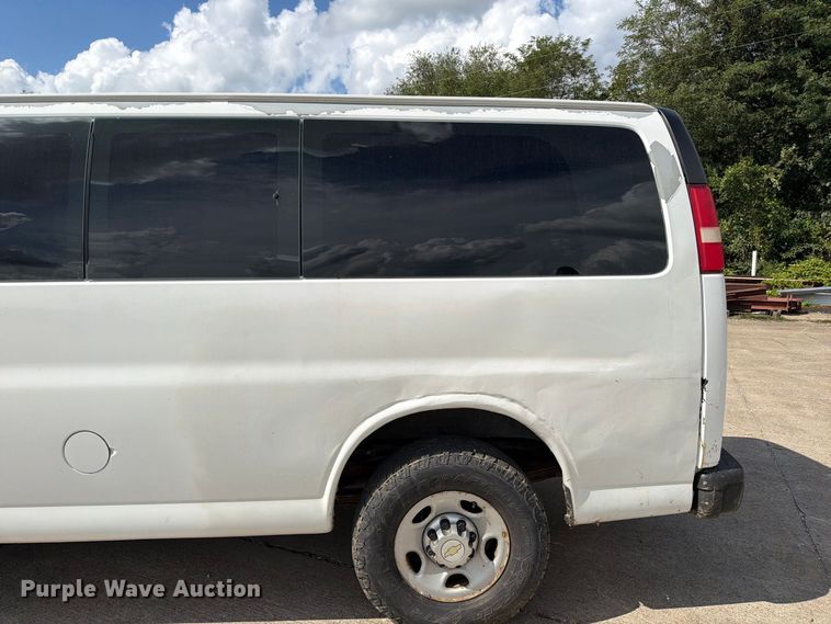 image for item DZ4829 2011 Chevrolet Express 2500 van