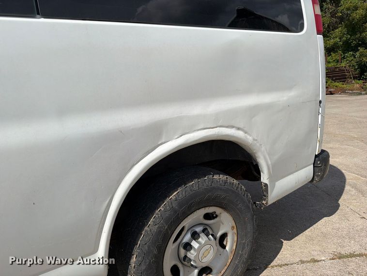image for item DZ4829 2011 Chevrolet Express 2500 van