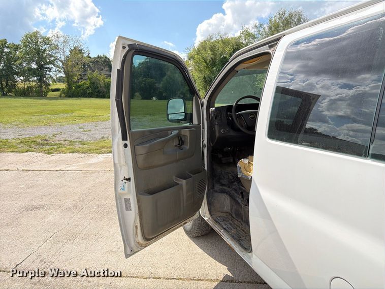 image for item DZ4829 2011 Chevrolet Express 2500 van