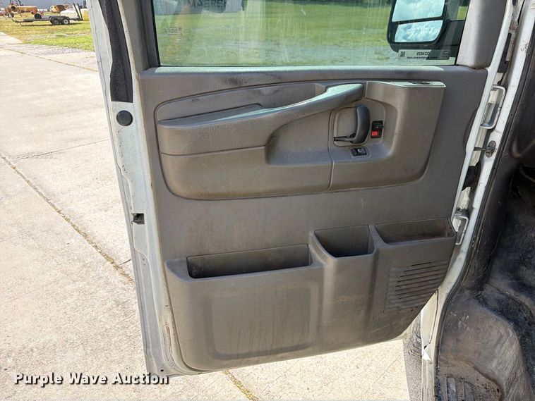 image for item DZ4829 2011 Chevrolet Express 2500 van