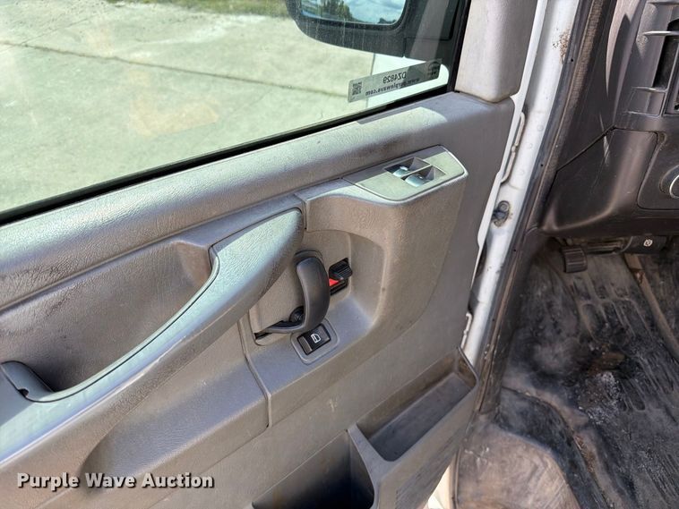 image for item DZ4829 2011 Chevrolet Express 2500 van