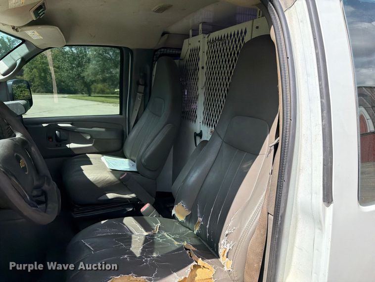 image for item DZ4829 2011 Chevrolet Express 2500 van
