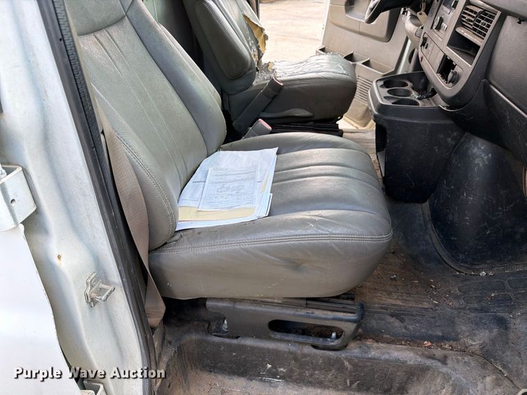 image for item DZ4829 2011 Chevrolet Express 2500 van