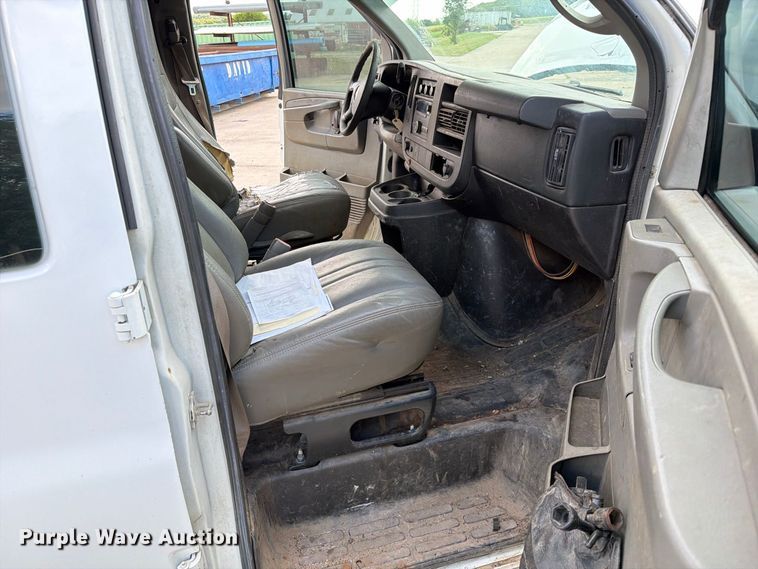 image for item DZ4829 2011 Chevrolet Express 2500 van