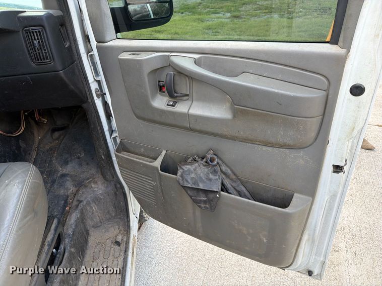 image for item DZ4829 2011 Chevrolet Express 2500 van