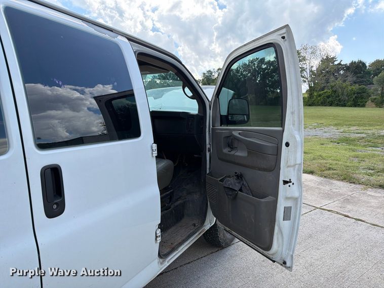 image for item DZ4829 2011 Chevrolet Express 2500 van
