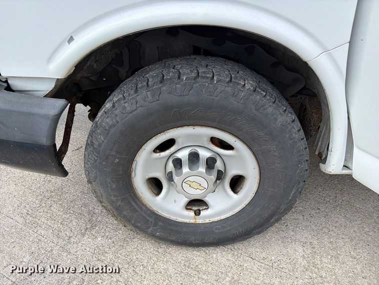 image for item DZ4829 2011 Chevrolet Express 2500 van