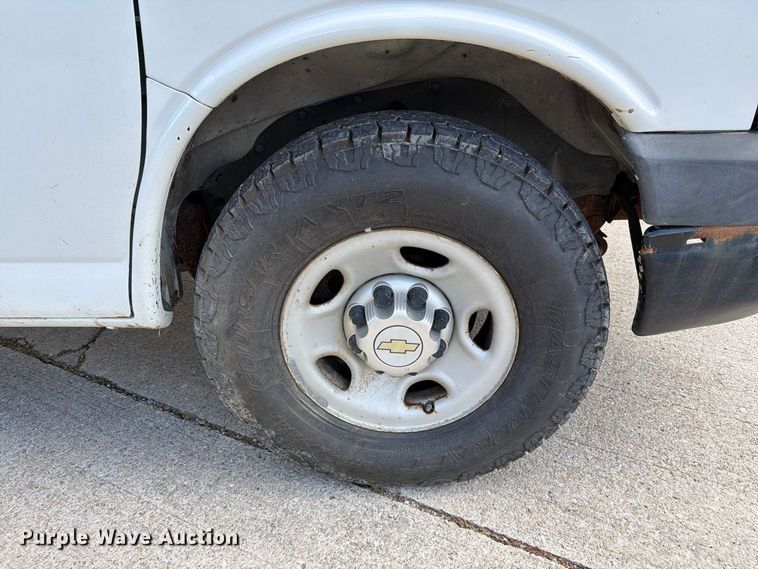 image for item DZ4829 2011 Chevrolet Express 2500 van
