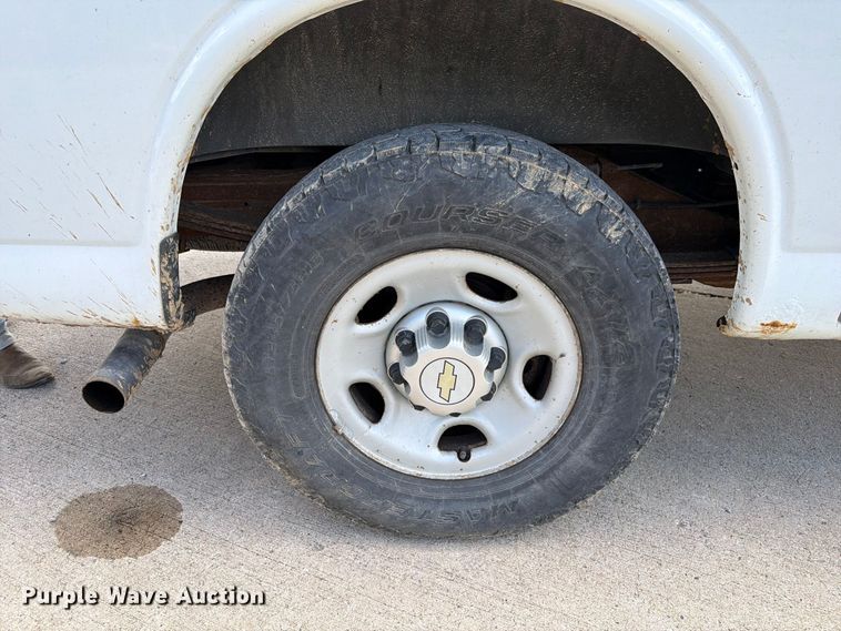 image for item DZ4829 2011 Chevrolet Express 2500 van