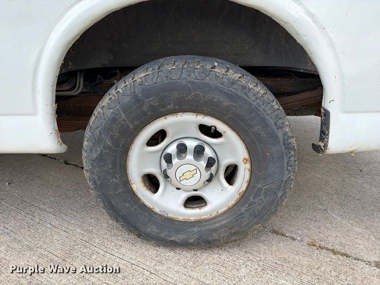 image for item DZ4829 2011 Chevrolet Express 2500 van