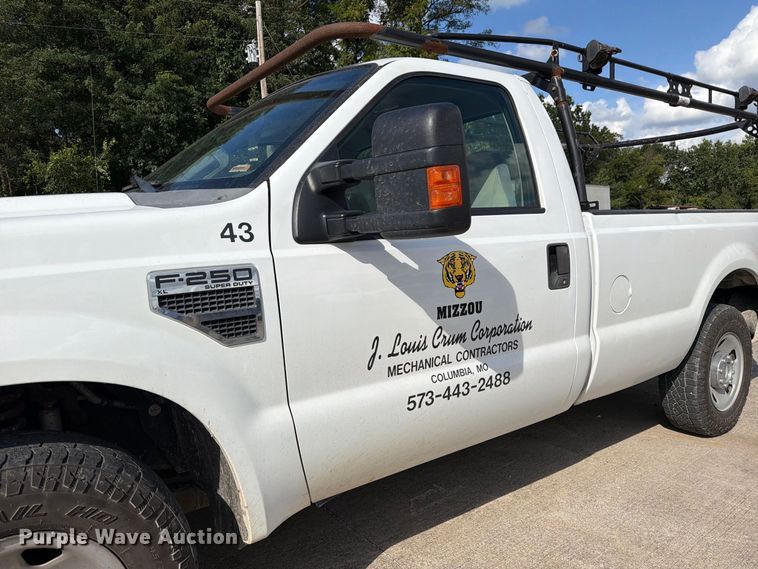 image for item DZ4832 2009 Ford F250 Super Duty XL pickup truck