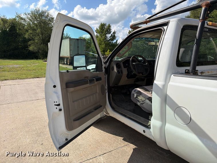 image for item DZ4832 2009 Ford F250 Super Duty XL pickup truck