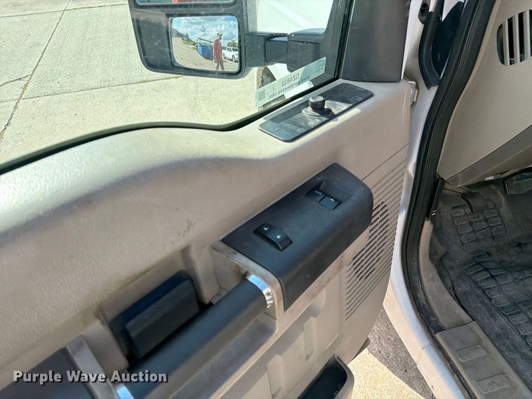 image for item DZ4832 2009 Ford F250 Super Duty XL pickup truck