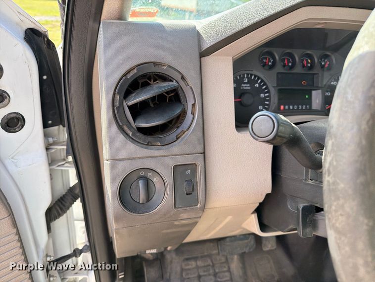 image for item DZ4832 2009 Ford F250 Super Duty XL pickup truck
