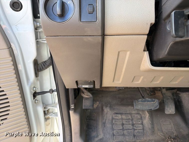 image for item DZ4832 2009 Ford F250 Super Duty XL pickup truck