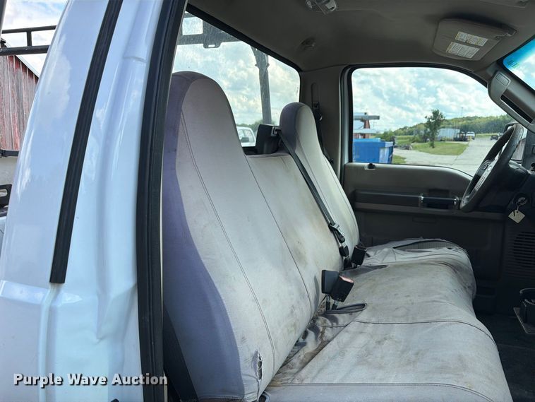 image for item DZ4832 2009 Ford F250 Super Duty XL pickup truck