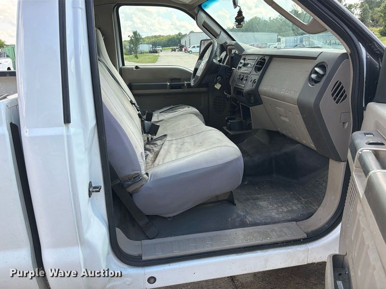 image for item DZ4832 2009 Ford F250 Super Duty XL pickup truck
