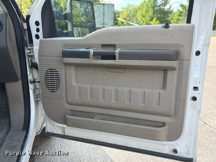 image for item DZ4832 2009 Ford F250 Super Duty XL pickup truck