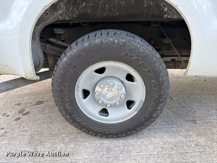 image for item DZ4832 2009 Ford F250 Super Duty XL pickup truck