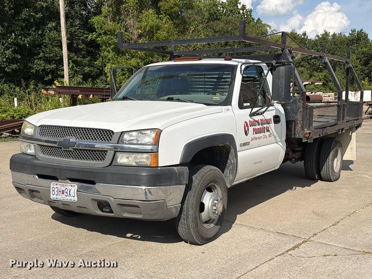 2004 Chevrolet Silverado 3500 flatbed pickup truck