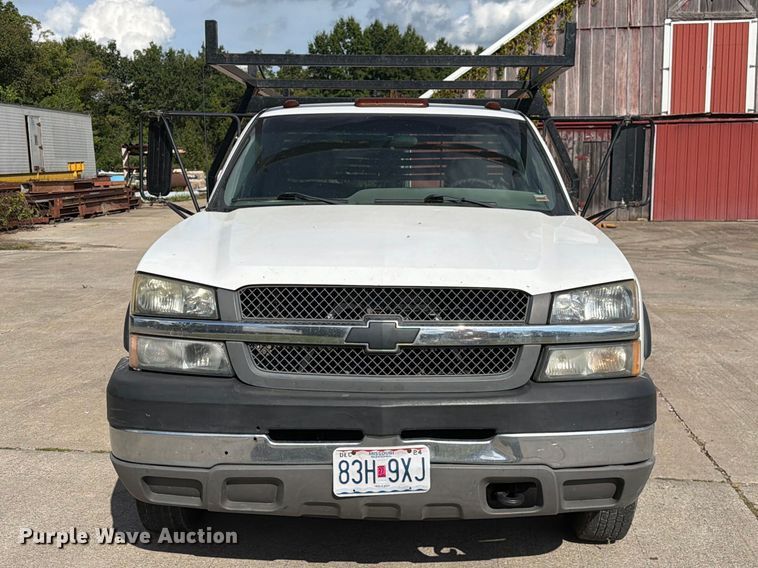image for item DZ4833 2004 Chevrolet Silverado 3500 flatbed pickup truck