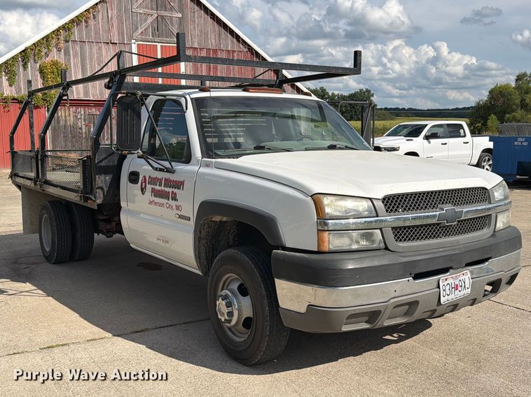 image for item DZ4833 2004 Chevrolet Silverado 3500 flatbed pickup truck