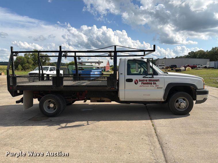 image for item DZ4833 2004 Chevrolet Silverado 3500 flatbed pickup truck