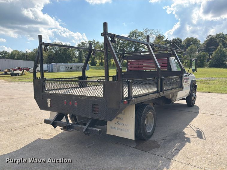 image for item DZ4833 2004 Chevrolet Silverado 3500 flatbed pickup truck