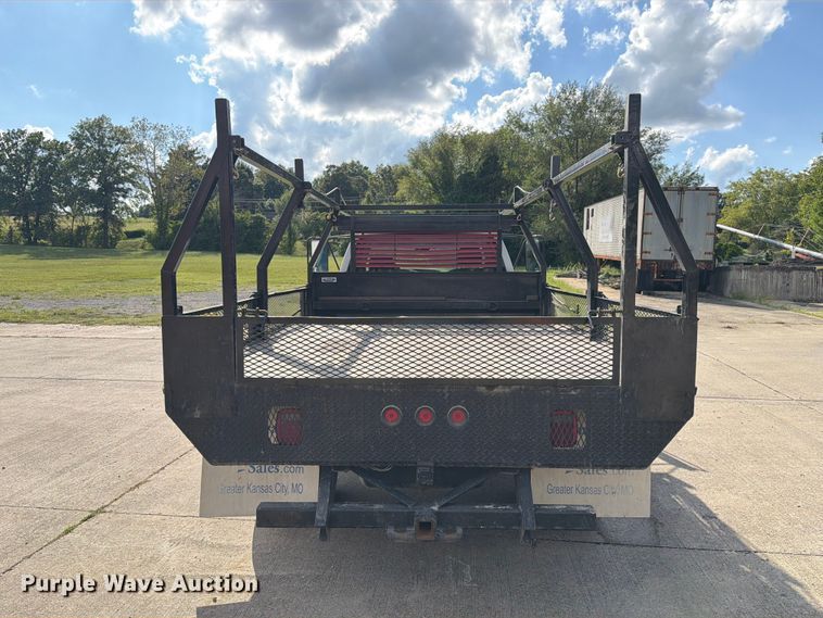 image for item DZ4833 2004 Chevrolet Silverado 3500 flatbed pickup truck