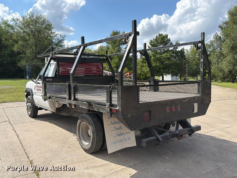image for item DZ4833 2004 Chevrolet Silverado 3500 flatbed pickup truck