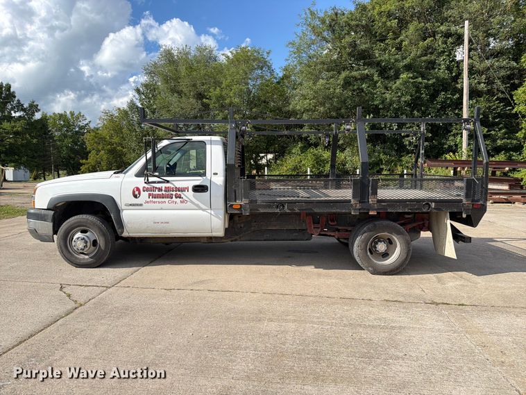 image for item DZ4833 2004 Chevrolet Silverado 3500 flatbed pickup truck