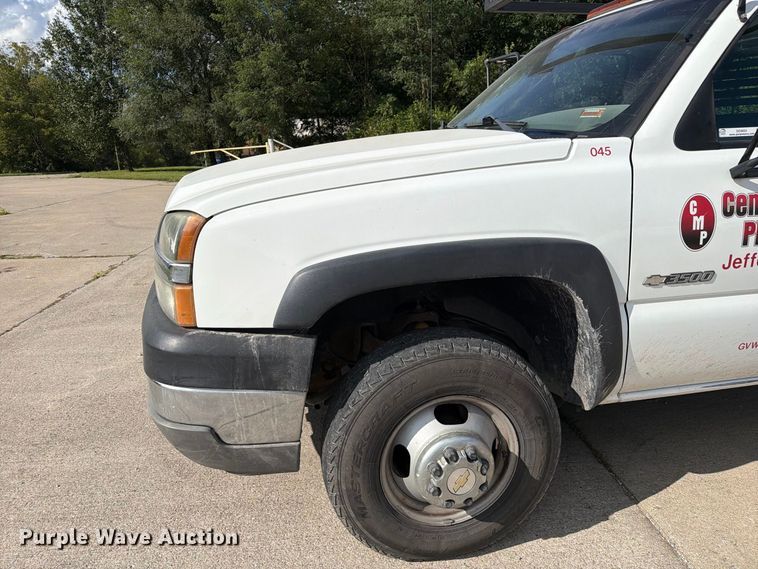 image for item DZ4833 2004 Chevrolet Silverado 3500 flatbed pickup truck