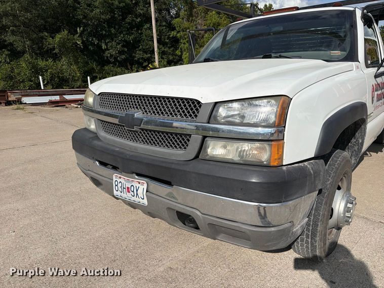 image for item DZ4833 2004 Chevrolet Silverado 3500 flatbed pickup truck