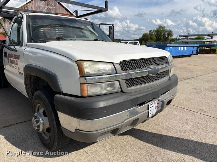 image for item DZ4833 2004 Chevrolet Silverado 3500 flatbed pickup truck