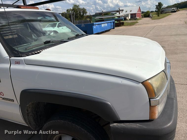 image for item DZ4833 2004 Chevrolet Silverado 3500 flatbed pickup truck
