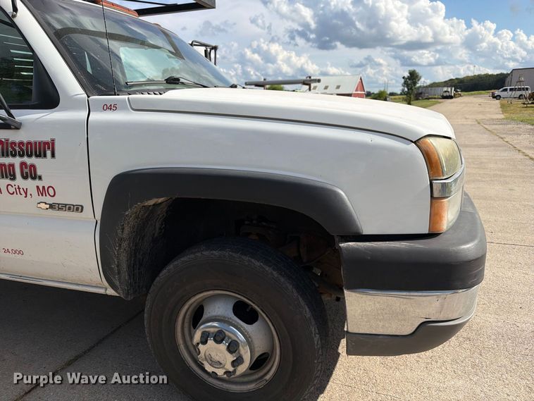 image for item DZ4833 2004 Chevrolet Silverado 3500 flatbed pickup truck