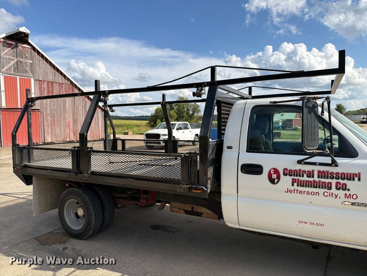 image for item DZ4833 2004 Chevrolet Silverado 3500 flatbed pickup truck