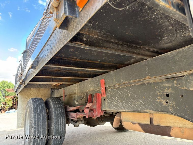 image for item DZ4833 2004 Chevrolet Silverado 3500 flatbed pickup truck