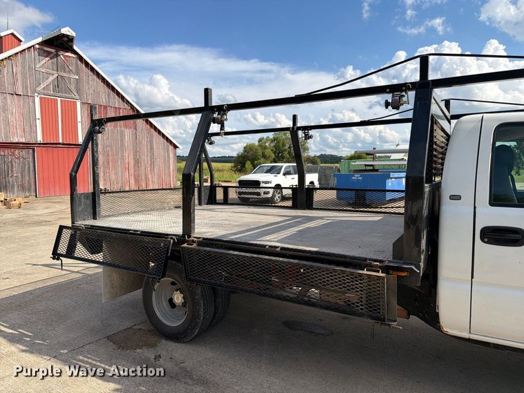 image for item DZ4833 2004 Chevrolet Silverado 3500 flatbed pickup truck