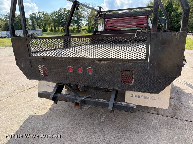 image for item DZ4833 2004 Chevrolet Silverado 3500 flatbed pickup truck