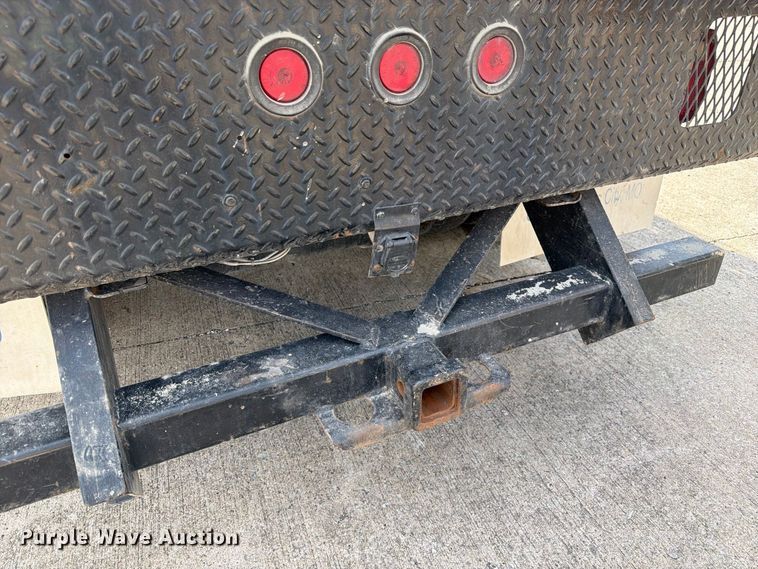image for item DZ4833 2004 Chevrolet Silverado 3500 flatbed pickup truck