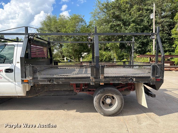 image for item DZ4833 2004 Chevrolet Silverado 3500 flatbed pickup truck