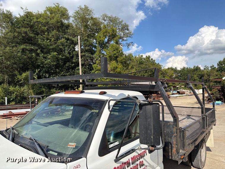 image for item DZ4833 2004 Chevrolet Silverado 3500 flatbed pickup truck
