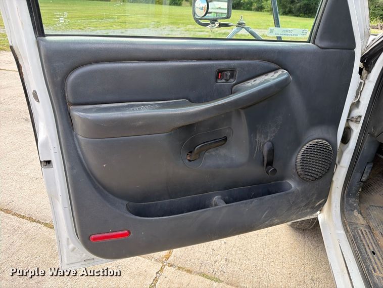 image for item DZ4833 2004 Chevrolet Silverado 3500 flatbed pickup truck