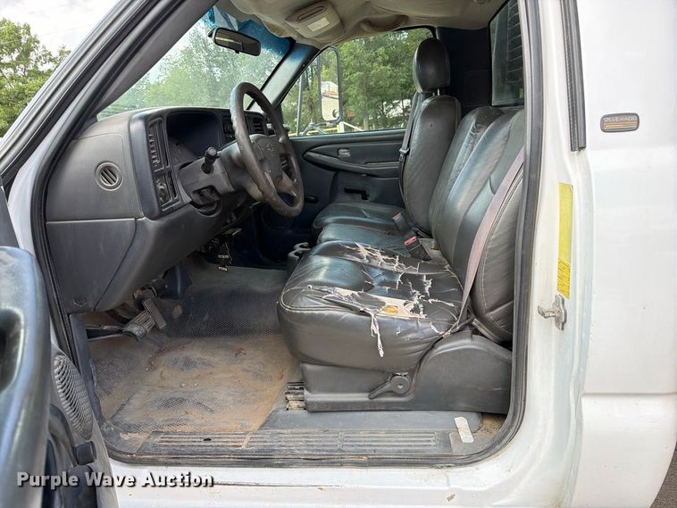 image for item DZ4833 2004 Chevrolet Silverado 3500 flatbed pickup truck