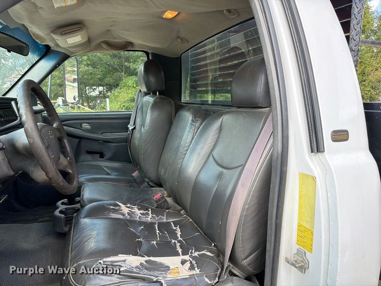 image for item DZ4833 2004 Chevrolet Silverado 3500 flatbed pickup truck