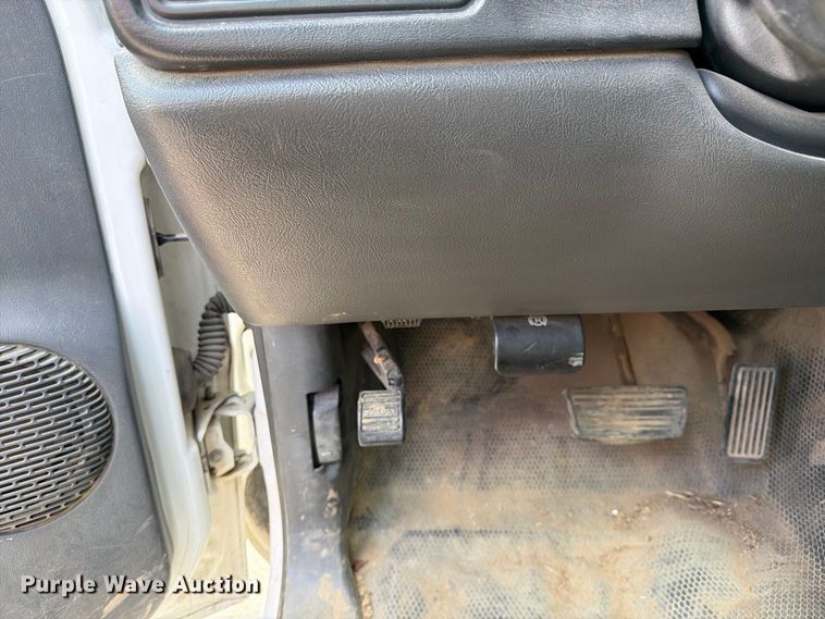 image for item DZ4833 2004 Chevrolet Silverado 3500 flatbed pickup truck